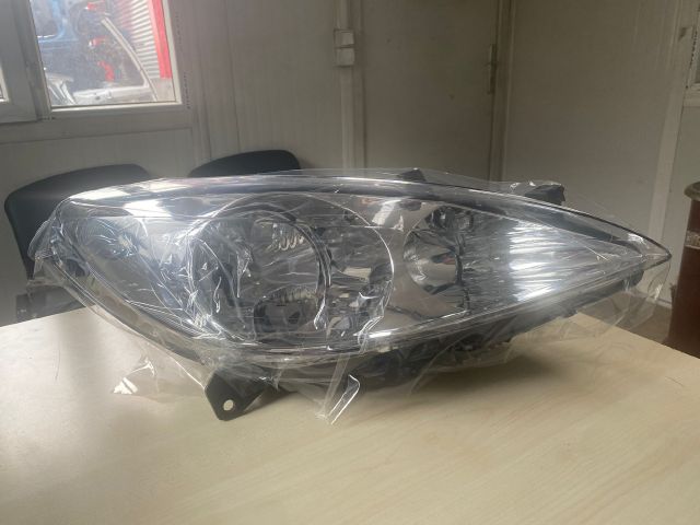 Peugeot 307 2004 model sağ ön far sıfır yeni yan sanayi